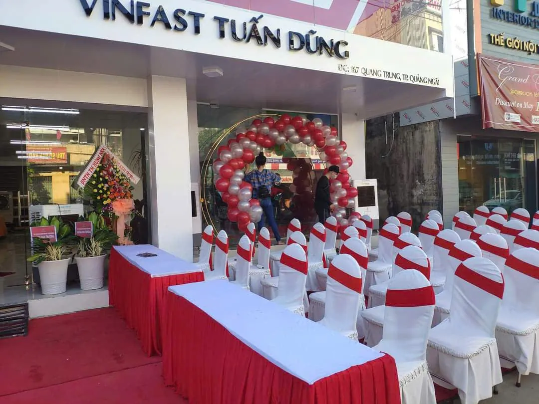 Bàn đón tiếp và hàng ghế khách mời trước showroom VinFast Tuấn Dũng