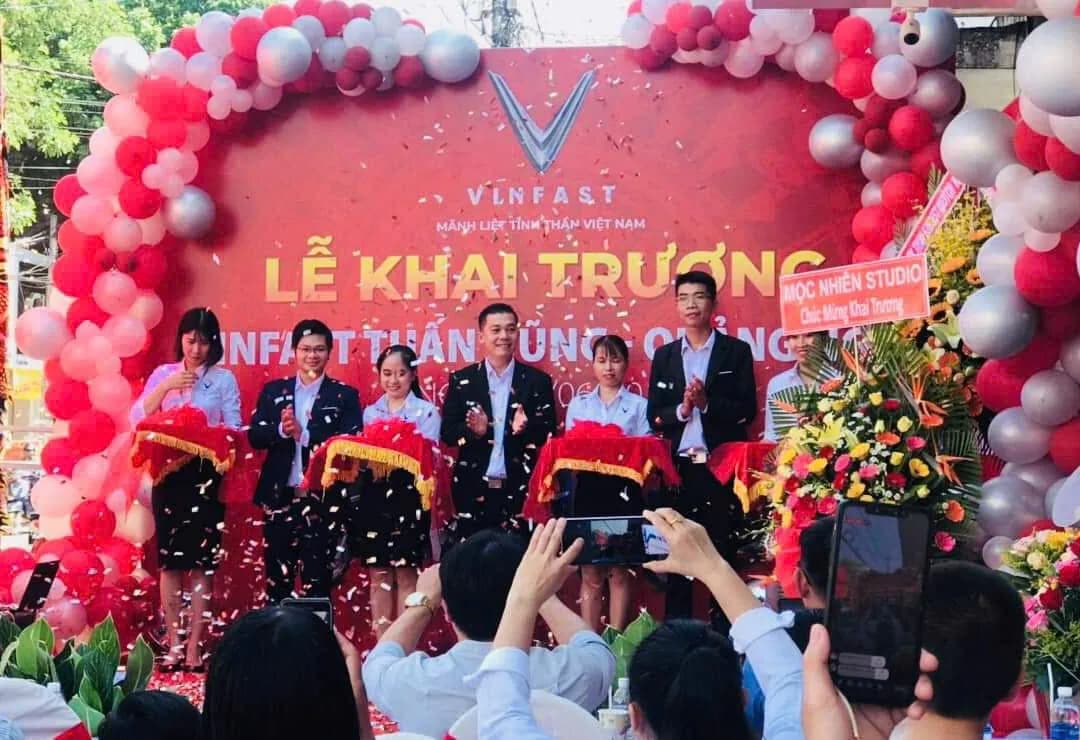 Nghi thức cắt băng khai trương VinFast Tuấn Dũng