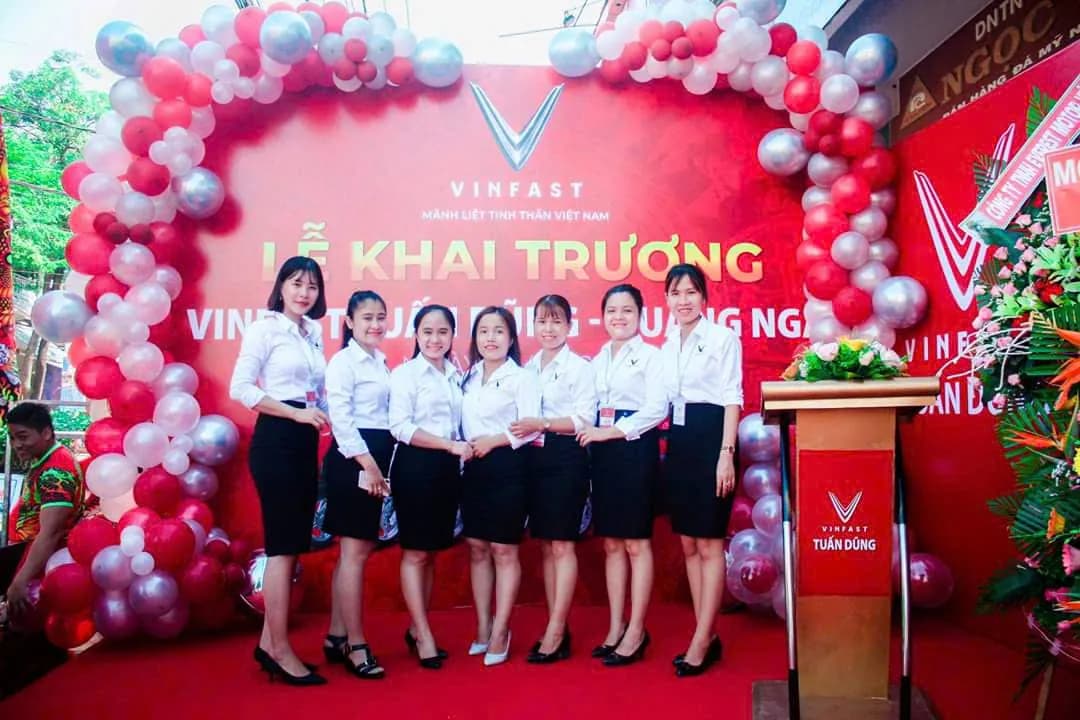 Đội ngũ nhân viên VinFast Tuấn Dũng ngày khai trương
