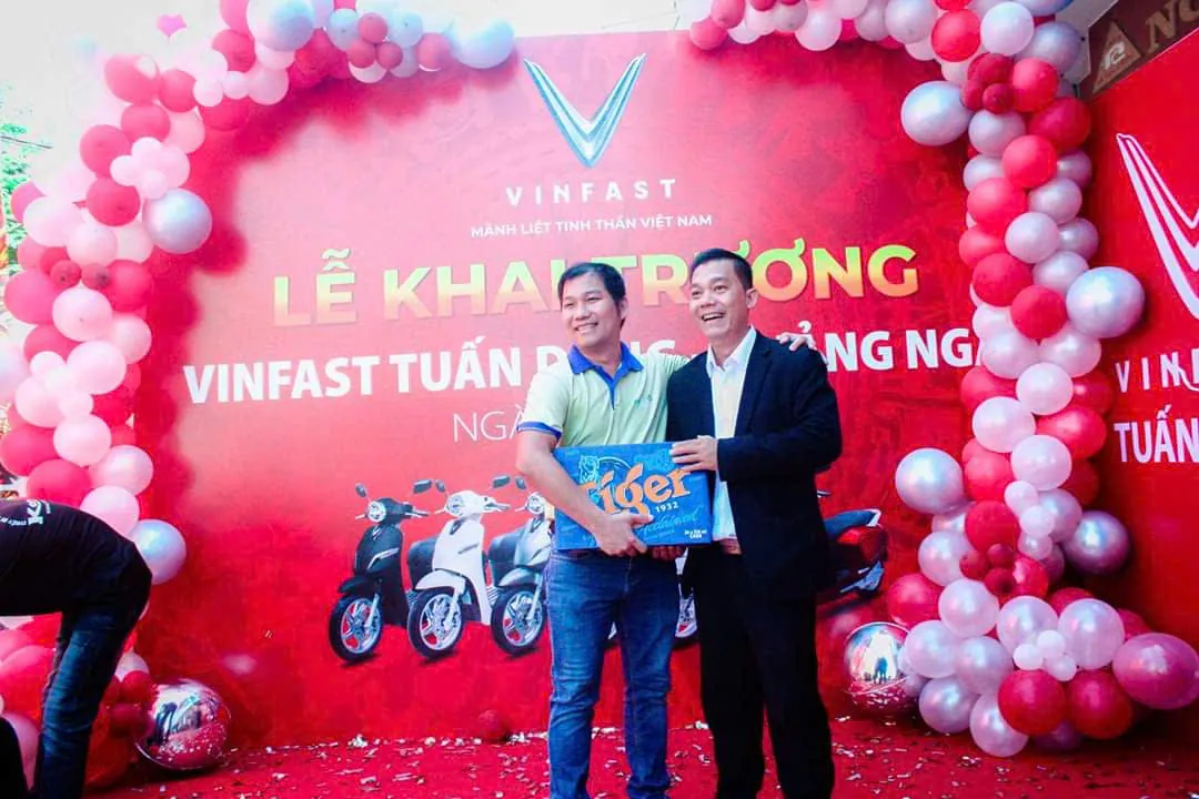 Khách mời mang quà chúc mừng khai trương