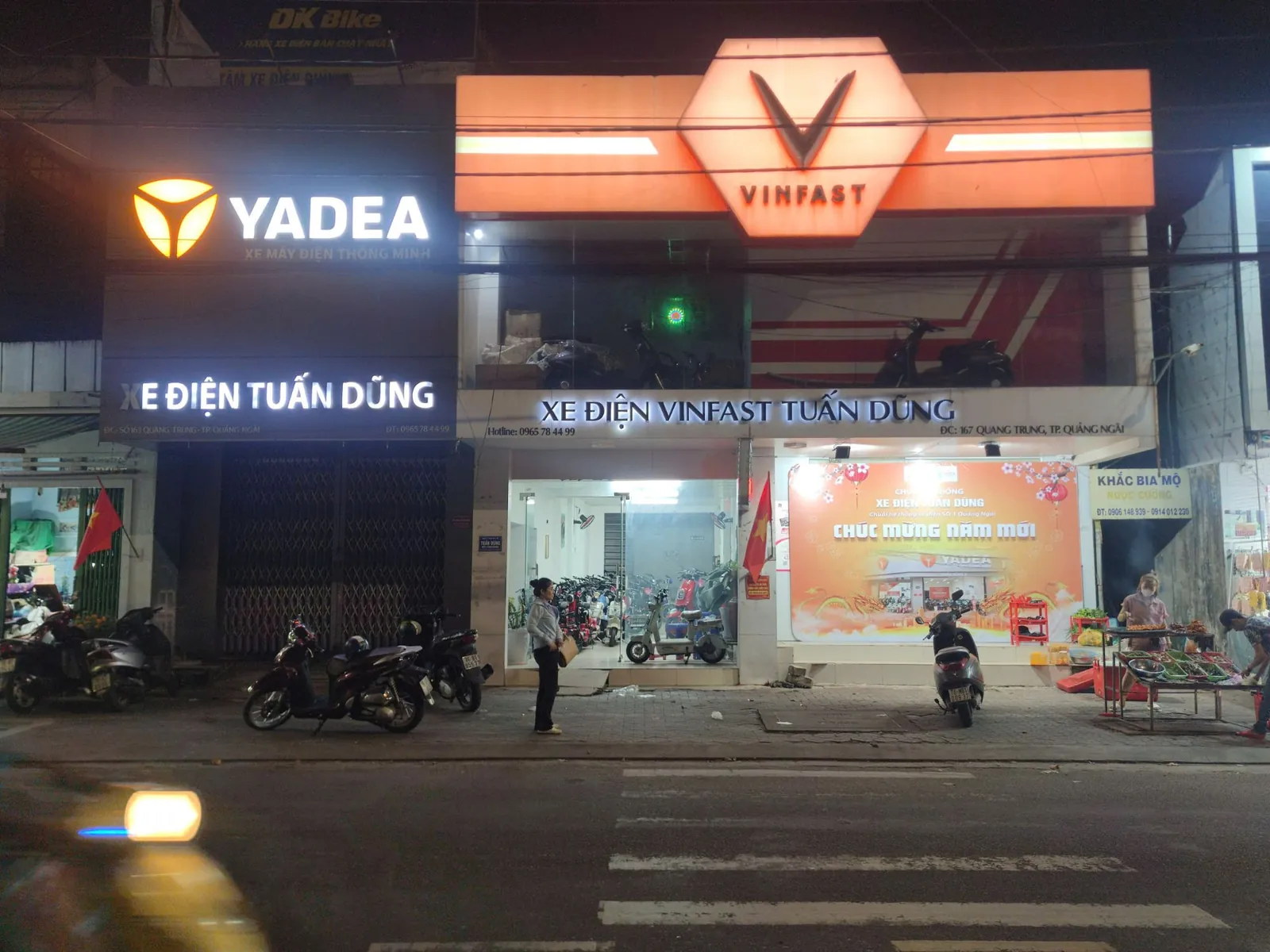 Cửa hàng Yadea và VinFast Tuấn Dũng trên đường Quang Trung về đêm
