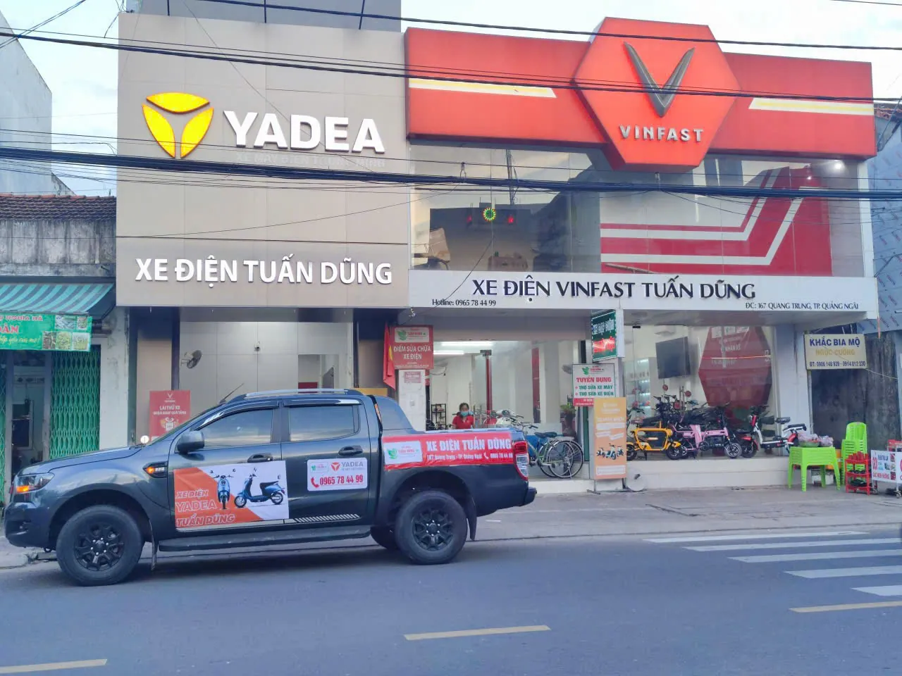Xe bán tải Xe điện Yadea Tuấn Dũng trước cửa hàng