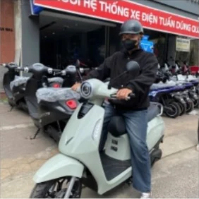 Khách hàng nhận xe tại Xe Điện Tuấn Dũng