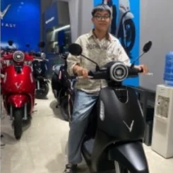 Khách hàng nhận xe tại Xe Điện Tuấn Dũng