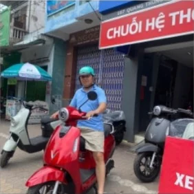 Khách hàng nhận xe tại Xe Điện Tuấn Dũng