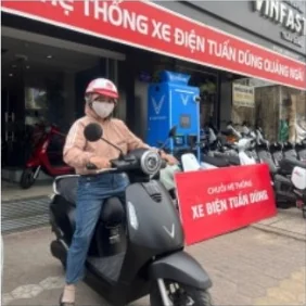Khách hàng nhận xe tại Xe Điện Tuấn Dũng
