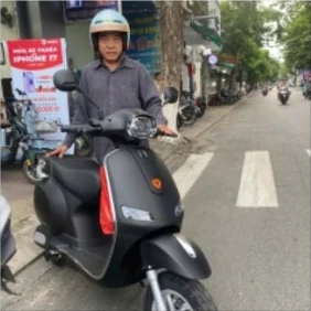 Khách hàng nhận xe tại Xe Điện Tuấn Dũng