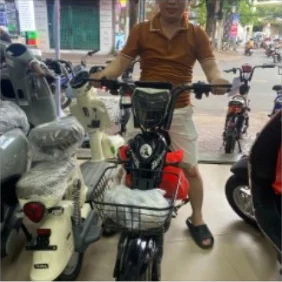 Khách hàng nhận xe tại Xe Điện Tuấn Dũng