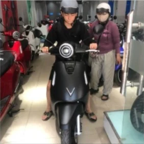 Khách hàng nhận xe tại Xe Điện Tuấn Dũng