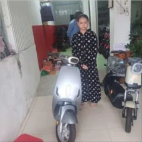 Khách hàng nhận xe tại Xe Điện Tuấn Dũng